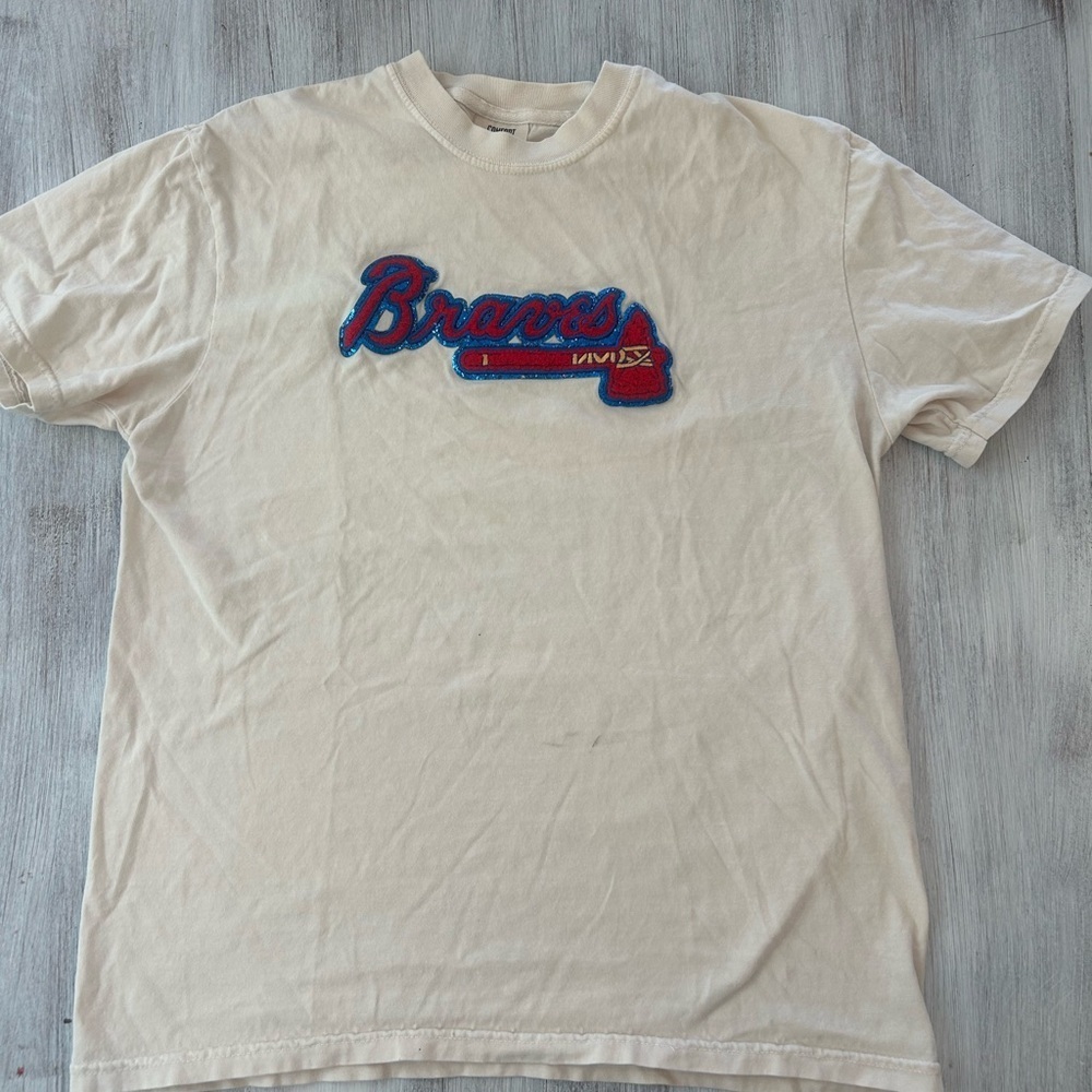 Atlanta Braves Appliqué Logo T-Shirt – Comfort Colors – Size M